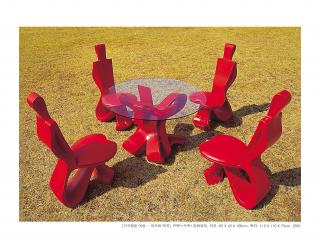 가구화된 여성-의자와 탁자