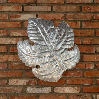 Sculptor's Garden_hanging leaf