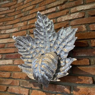 Sculptor's Garden_hanging leaf-2