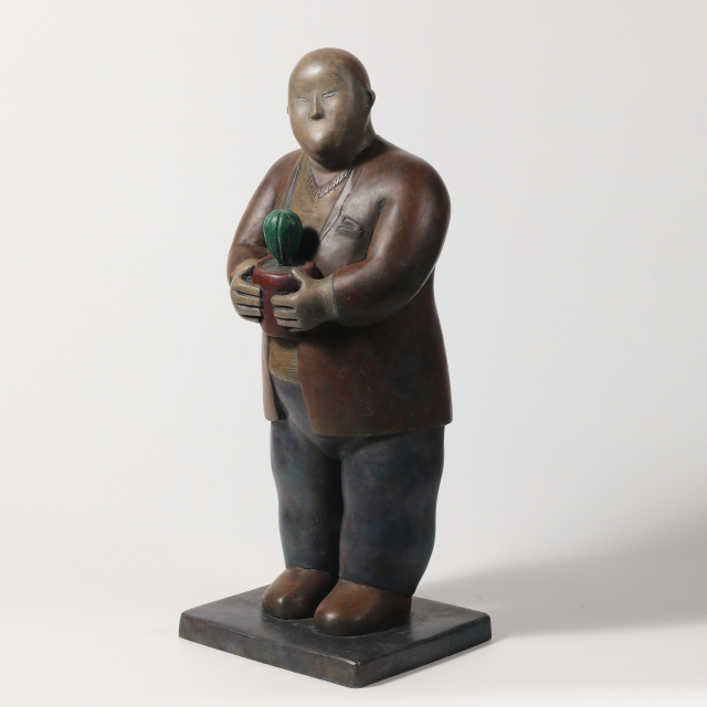 선인장 화분을 든 남자